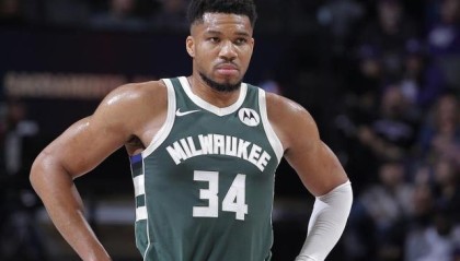 开云平台-NBA｜话锋变了！字母哥表态愿为雄鹿效力到生涯最后一刻