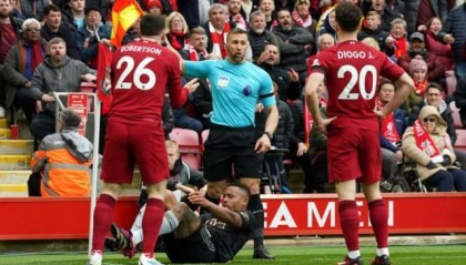 罗伯逊遭边裁肘击引激辩 基恩：罗伯逊是个巨婴